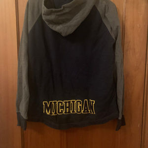 Sweatshirt and winter hat